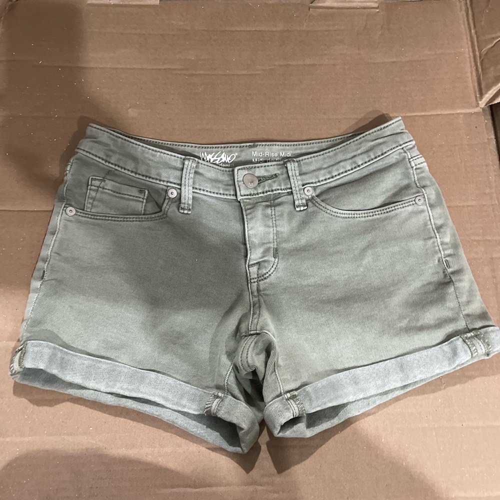 size 0 mossimo green mid-rise midi shorts